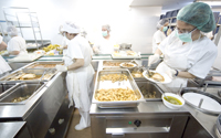 Personal de Cocinas preparando la alimentación de los pacientes