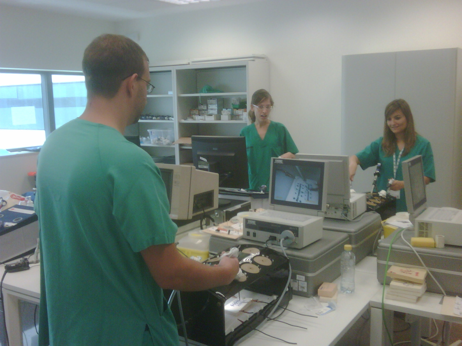 Profesionales en formación con equipos de simulación clínica