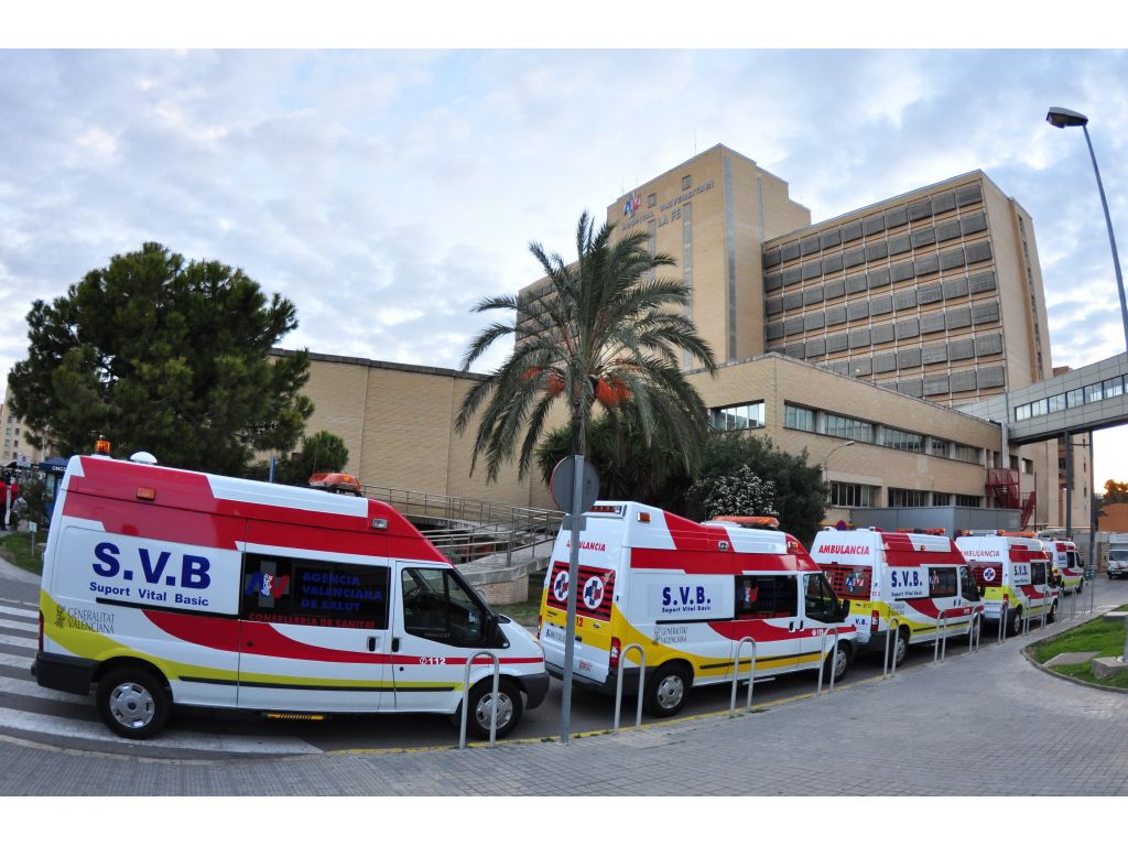 Ambulancias preparadas para el traslado de enfermos en La Fe Campanar
