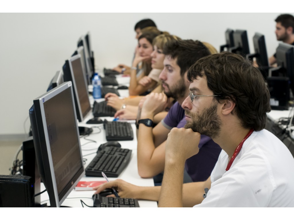 Profesionales sanitarios en un aula de Informática del Hospital La Fe