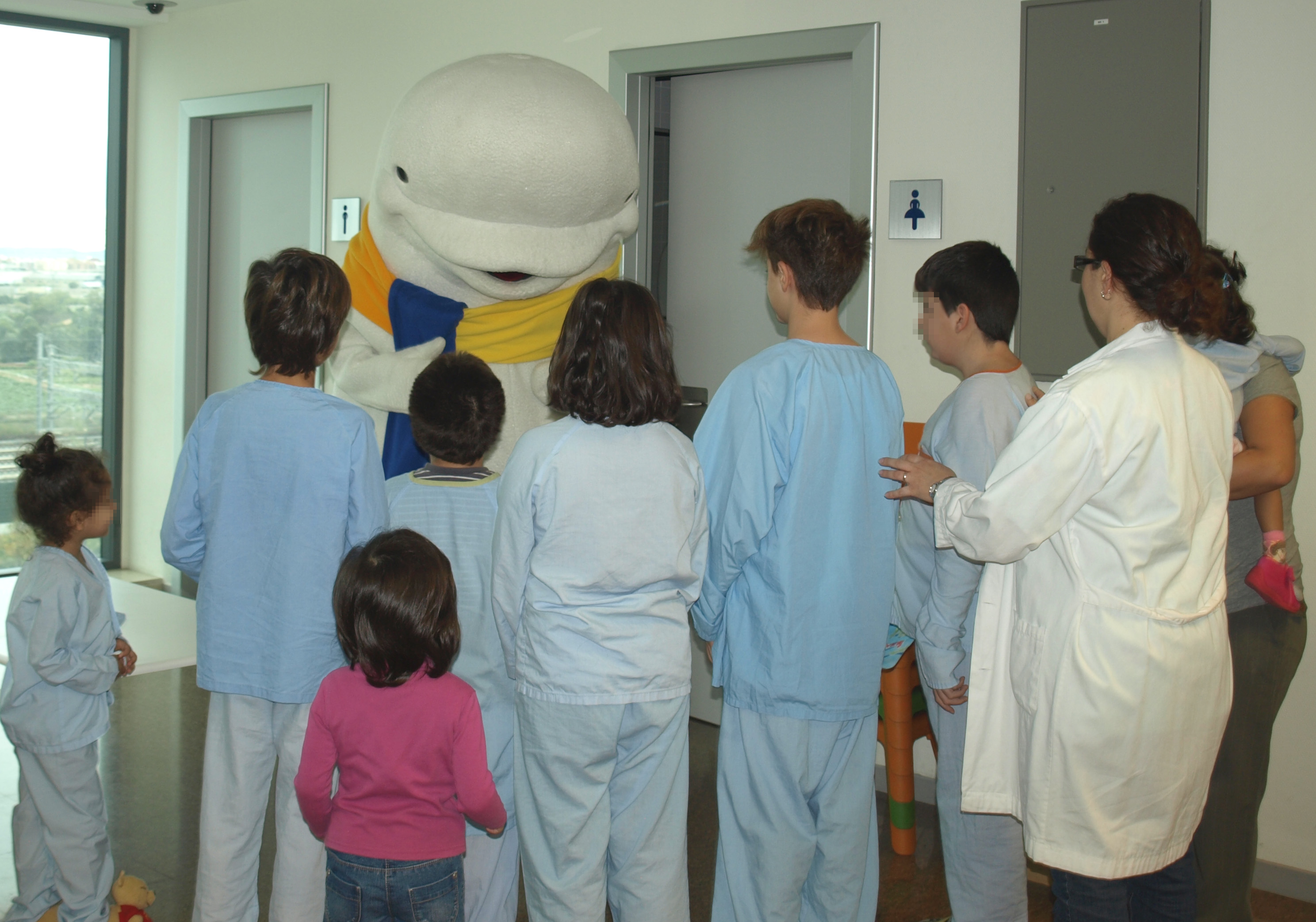 Niños entregan regalos a la beluga