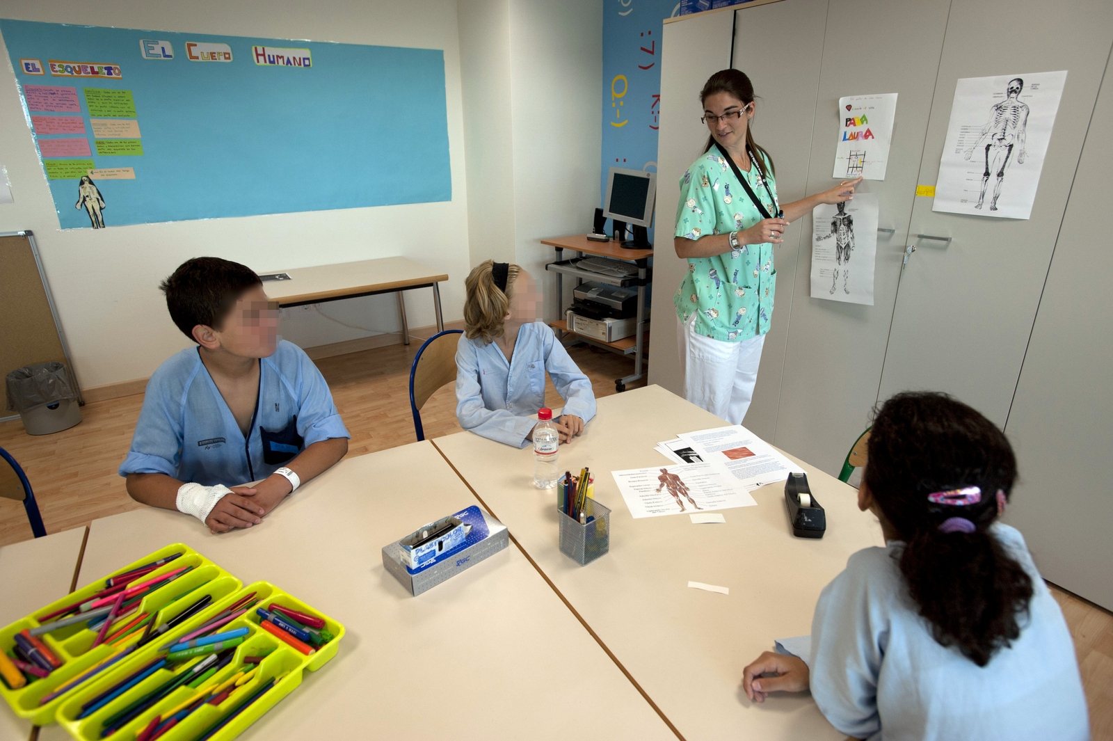 Niños en el aula hospitalaria de La Fe