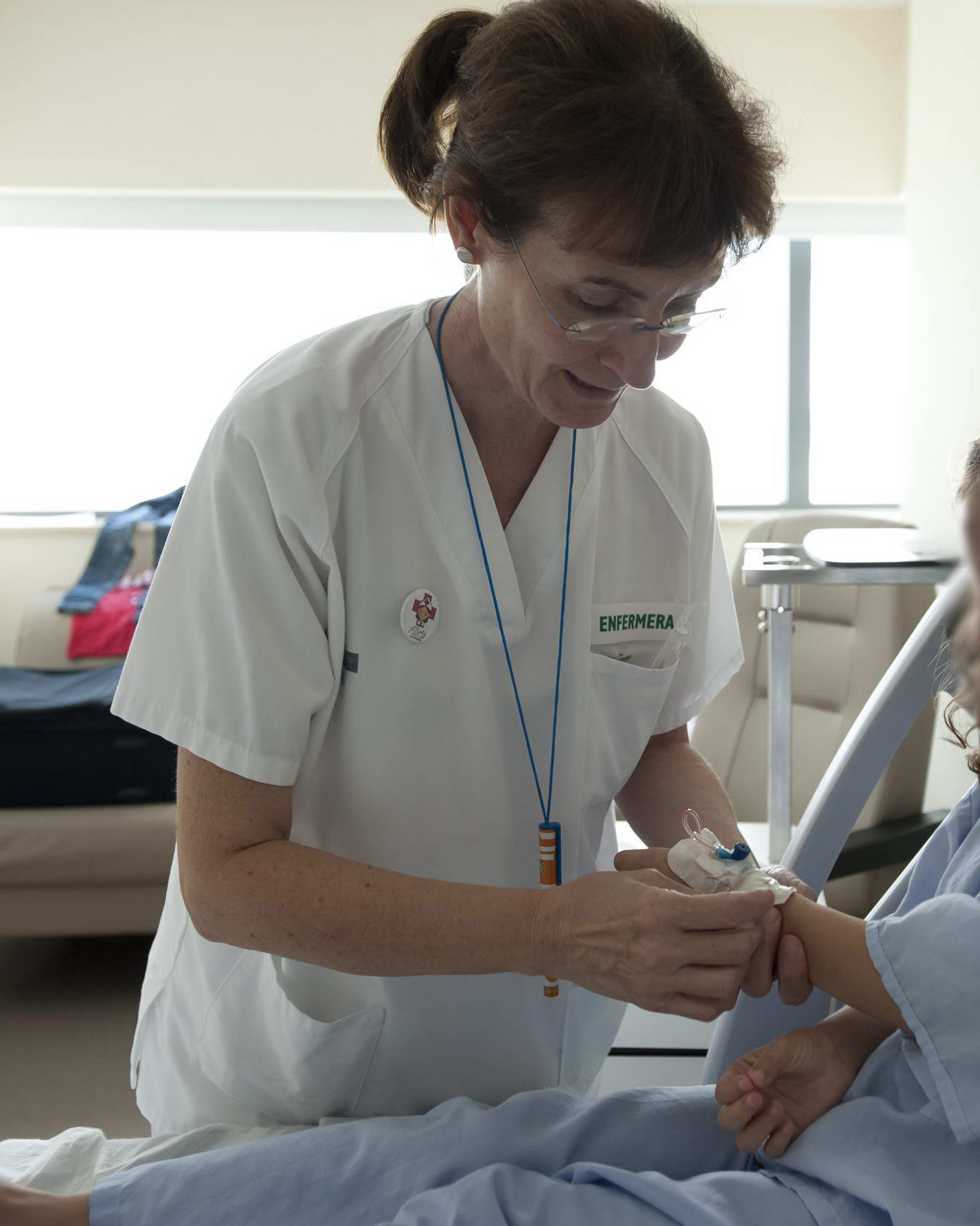 Enfermera en una sala de hospitalización de La Fe