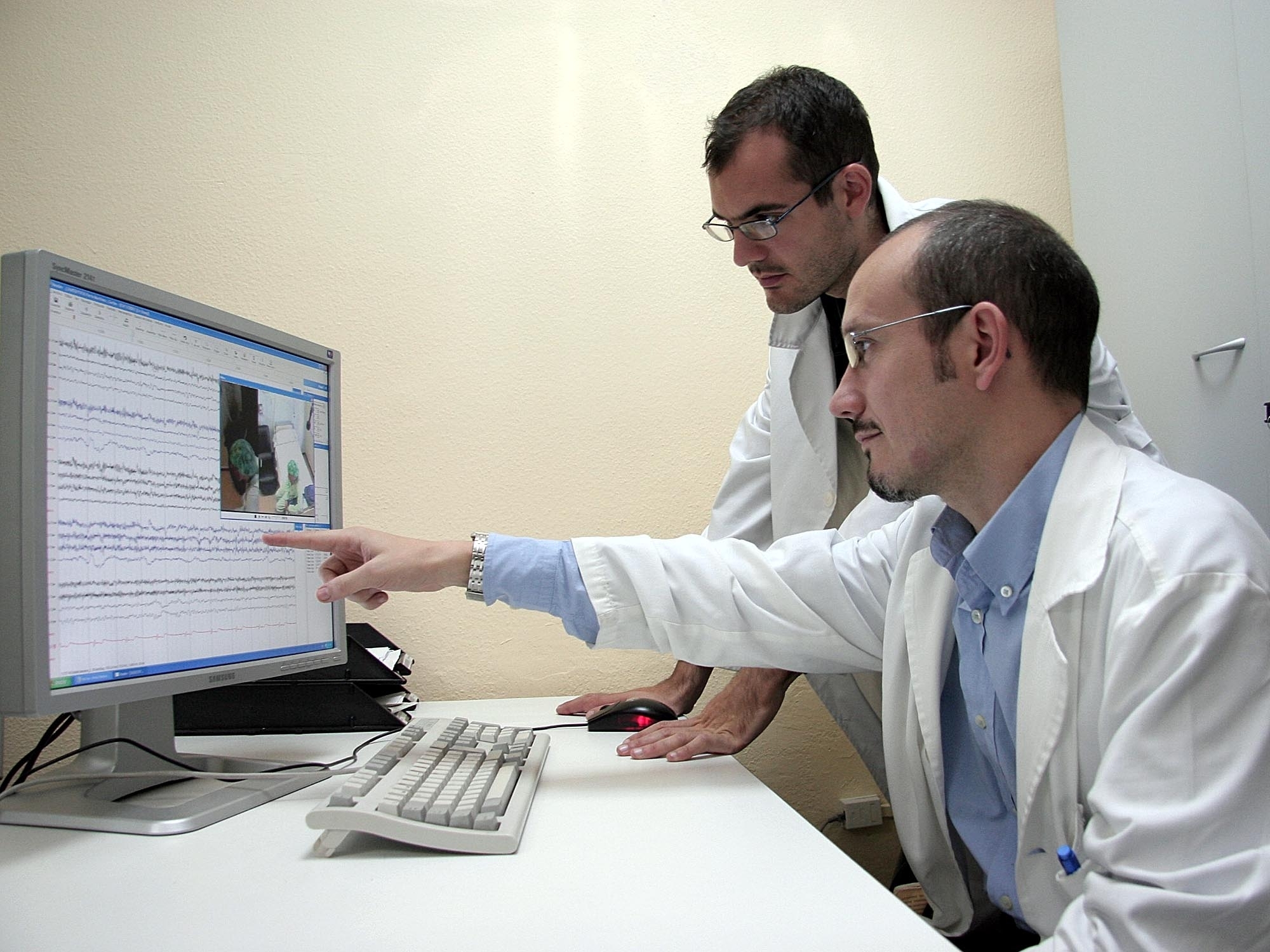 El Dr. Villanueva, analiza la actividad cerebral de un paciente
