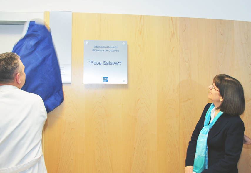 Descubriendo la placa "Biblioteca Pepa Salavert"