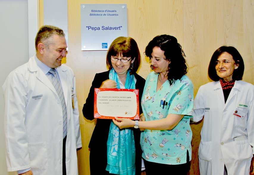Pepa Salavert recibiendo diploma elaborado por la Unidad Pedagógica del hospital La Fe