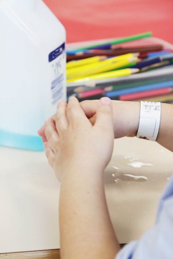 Niño aprendiendo a lavarse las manos en el hospital La Fe