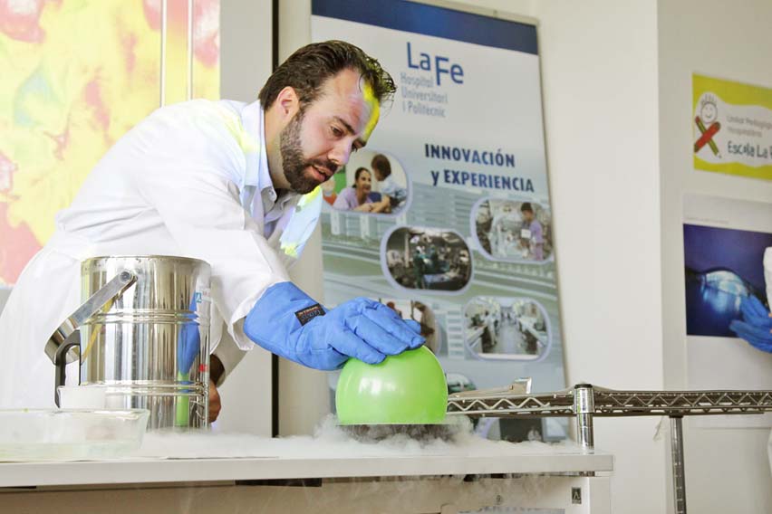 Animadores de Ciencia Divertida durante el taller con los niños ingresados del hospital La Fe