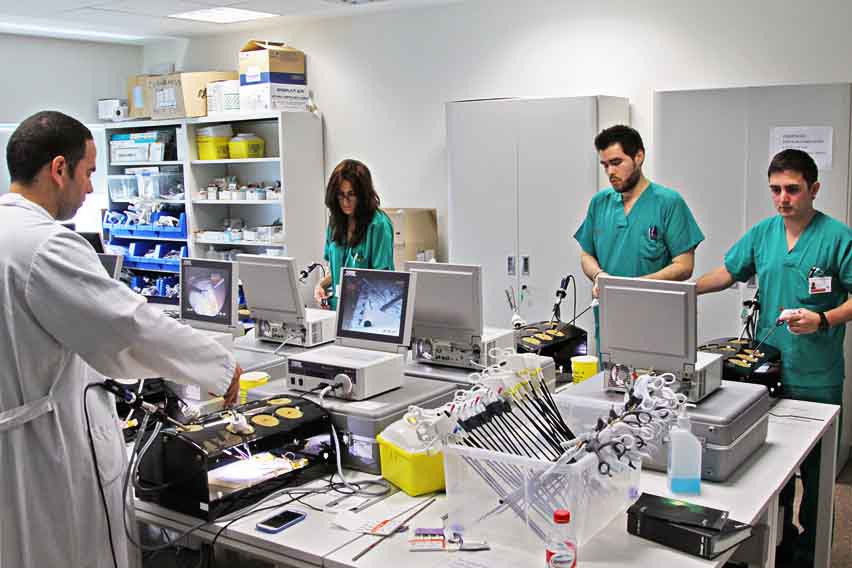 Alumnos durante la prueba en el hospital La Fe