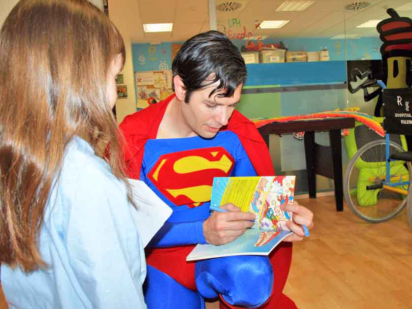 Superman visita los niños ingresados del hospital La Fe