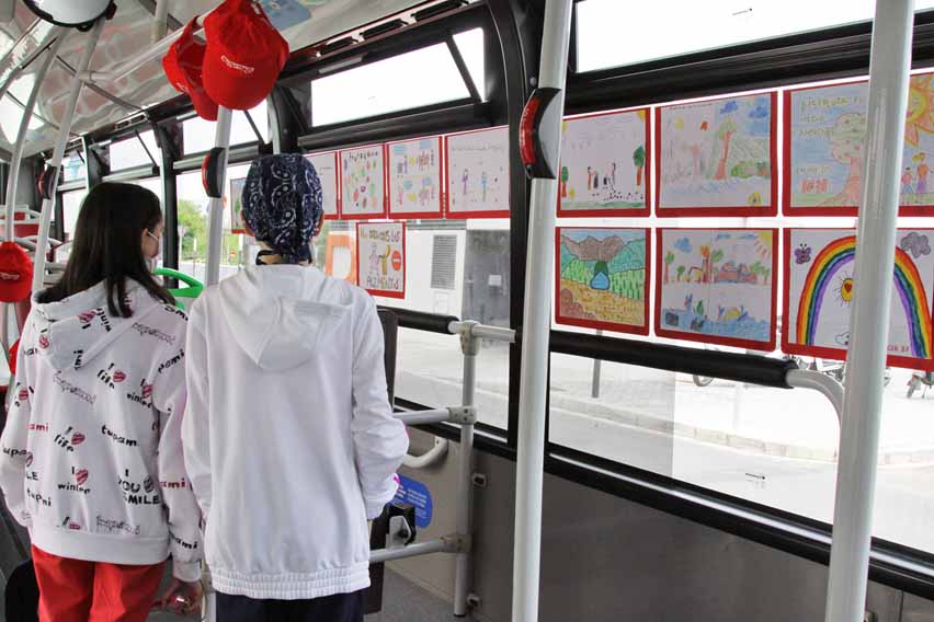 Autobús de la EMT con los ganadores del concurso de Dibujo
