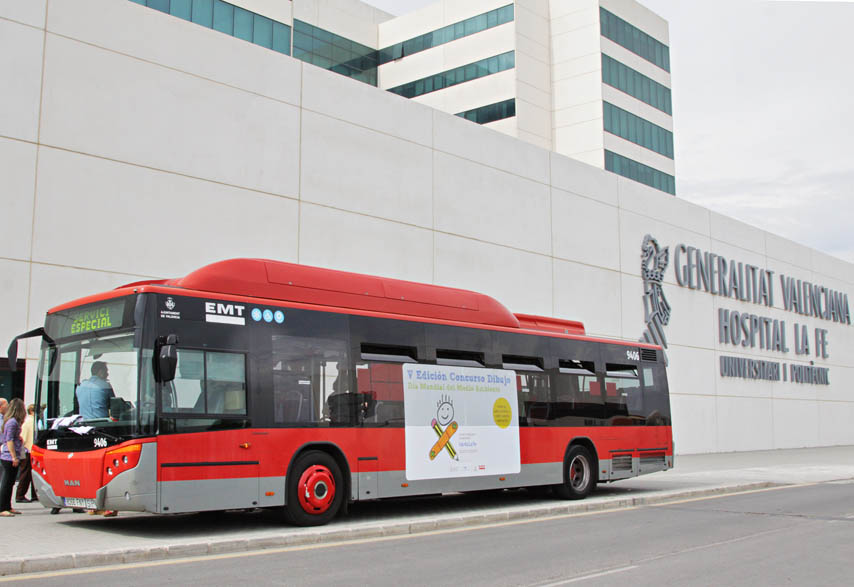Bus EMT  ante la entrada Principal del Hospital