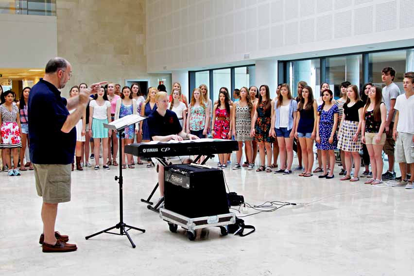 Coro EEUU en el Hospital La Fe