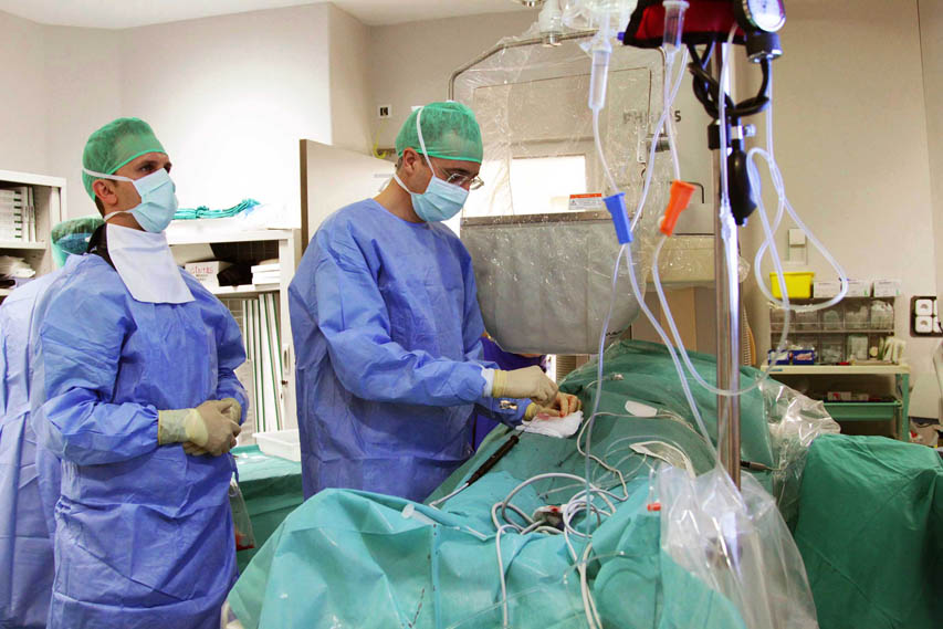 El dr. Osca implantando el catéter que utiliza tecnología láser