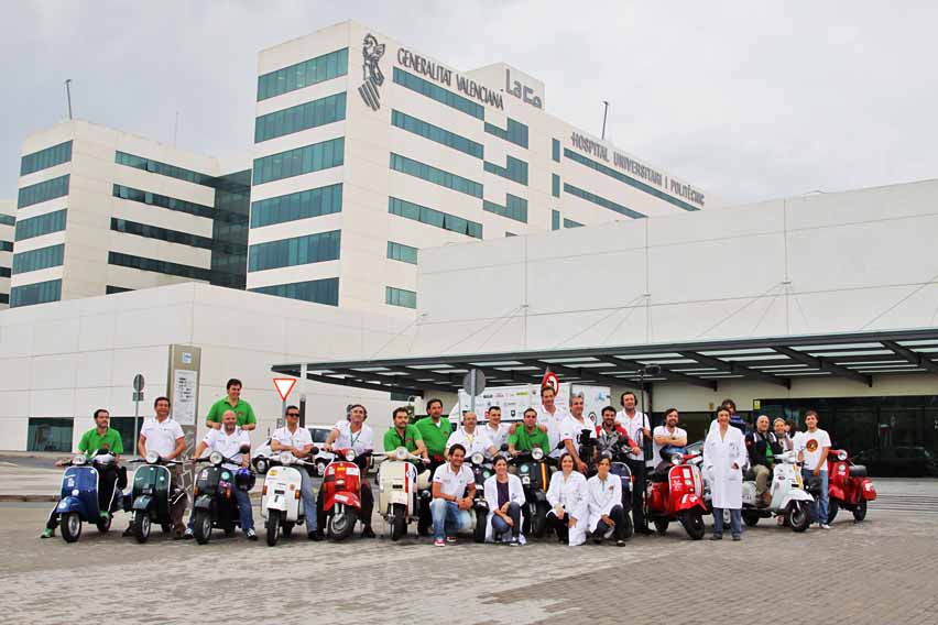 Los moteros con sus vespas frente al Hospital La Fe 