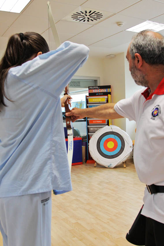 Niños ingresados en La Fe en la semana cultural practicando tiro con arco
