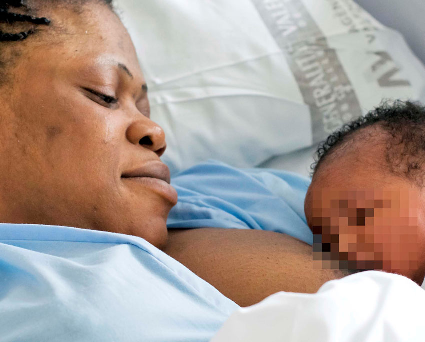 Mamá con su bebé piel con piel en el hospital La Fe