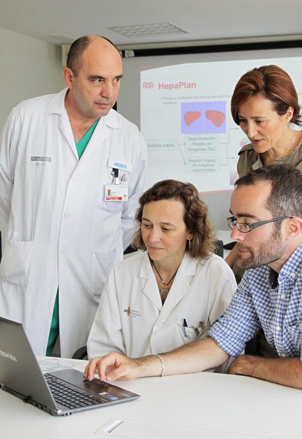 El doctor López Andujar, junto a otros colaboradores en el premio