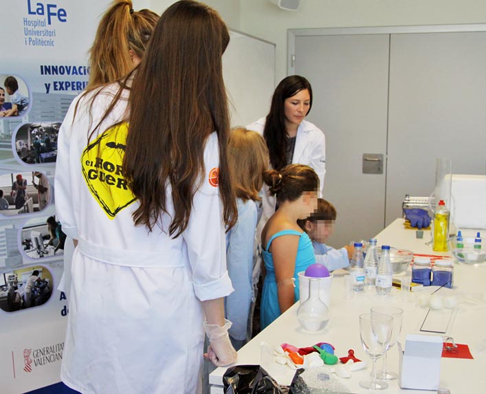 Visita El Hormiguero a los niños de La FE