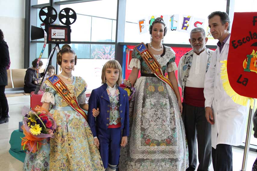 Falleras visitan La Fe 