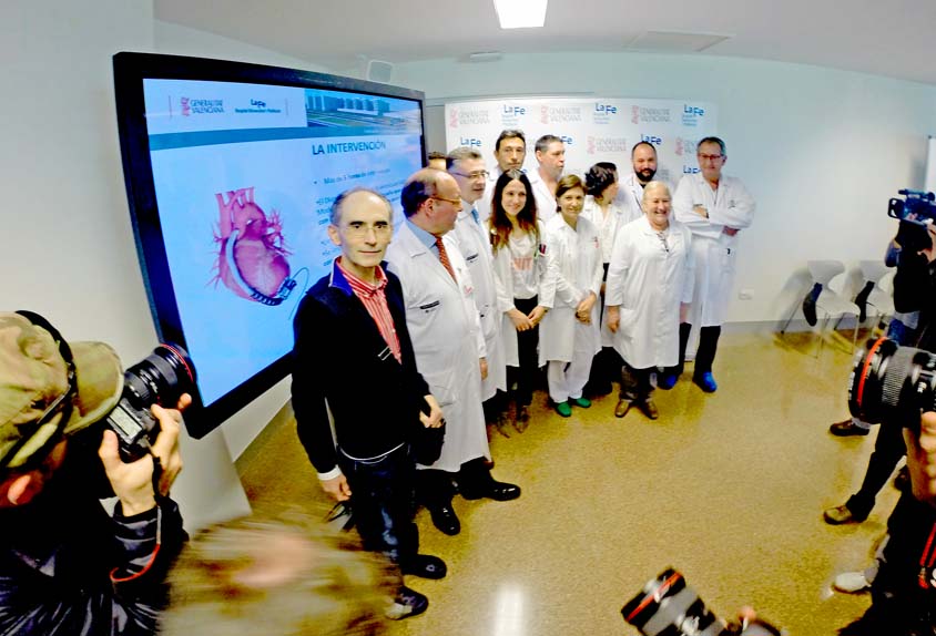Equipo médico con el paciente