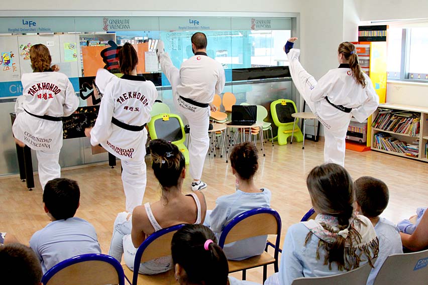 Actividad de taekwondo en la Escuela del Hospital La Fe
