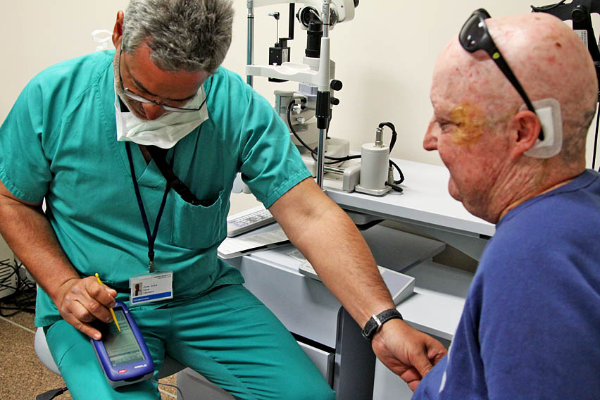 Médico revisando la bomba