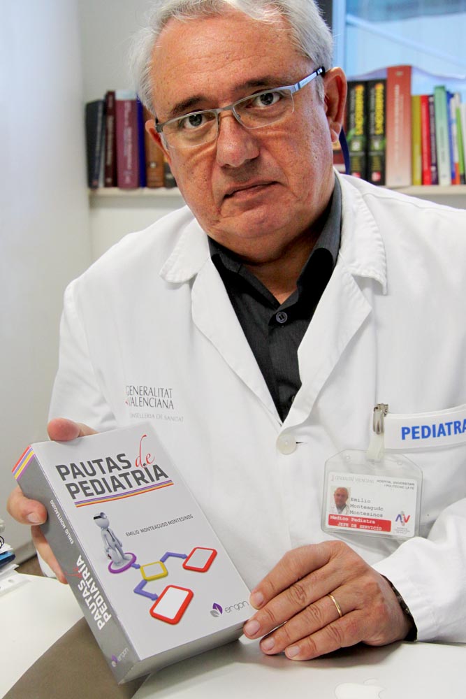 Dr. Monteagudo con el libro Pautas de Pediatría en el Hospital La Fe