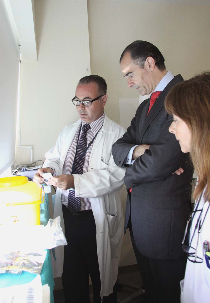 El equipo sanitario muestra al Conseller el test rápido para la detección del ébola