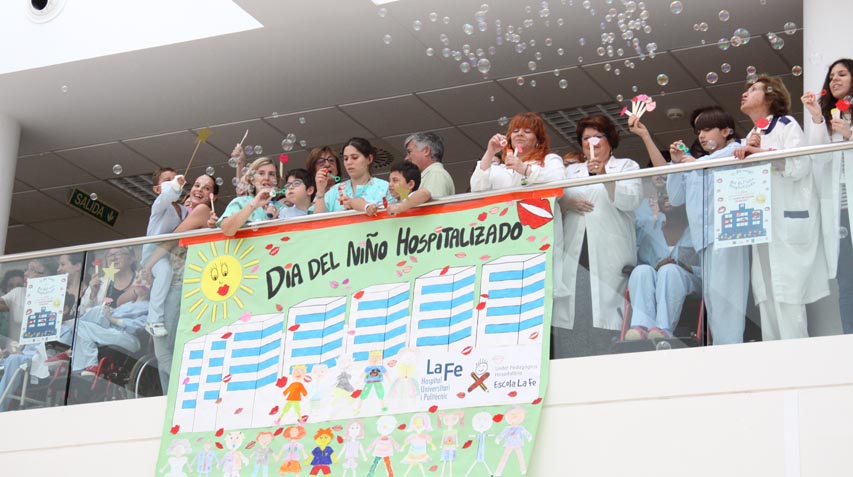 Pacientes y profesionales del Hospital La Fe participan en el lanzamiento de besos con motivo del Día del Niño Hospitalizado