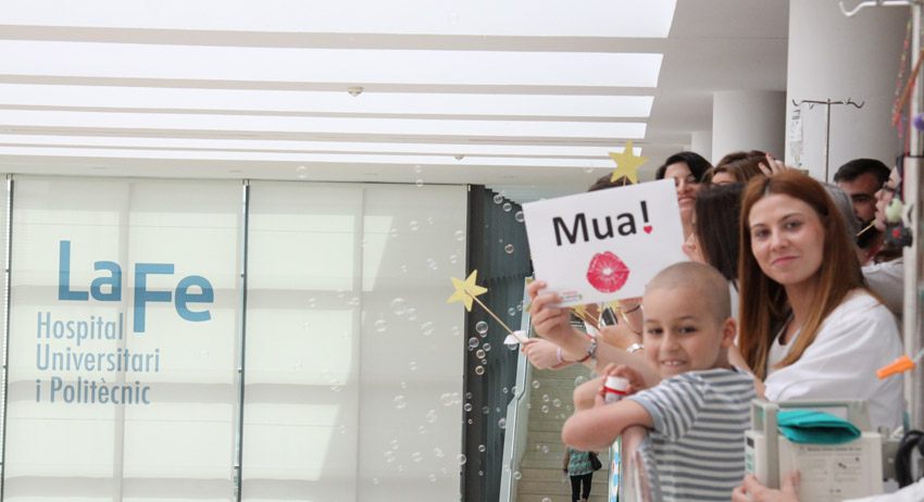 Pacientes y profesionales del Hospital La Fe participan en el lanzamiento de besos con motivo del Día del Niño Hospitalizado