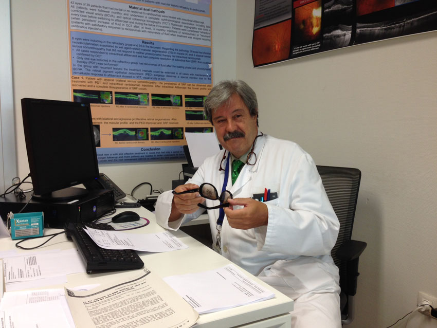 El doctor Ángel Cisneros revisando los cristales de unas gafas de sol