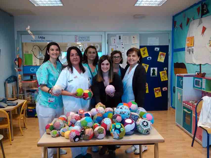 Oncología Pediátrica del Hospital La Fe recibe pelotas de patchwork solidarias