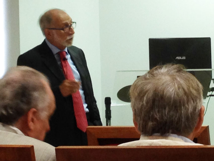 Dr Mir durante su ponencia