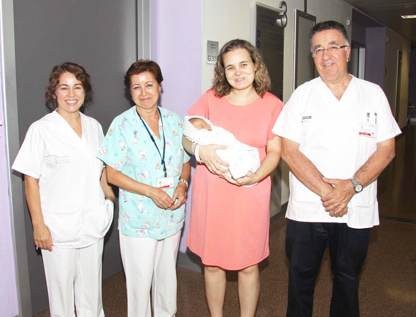 Dr. Vitoria con las dos nutricionistas de la Unidad de Metabolopatías y la mamá con su bebé