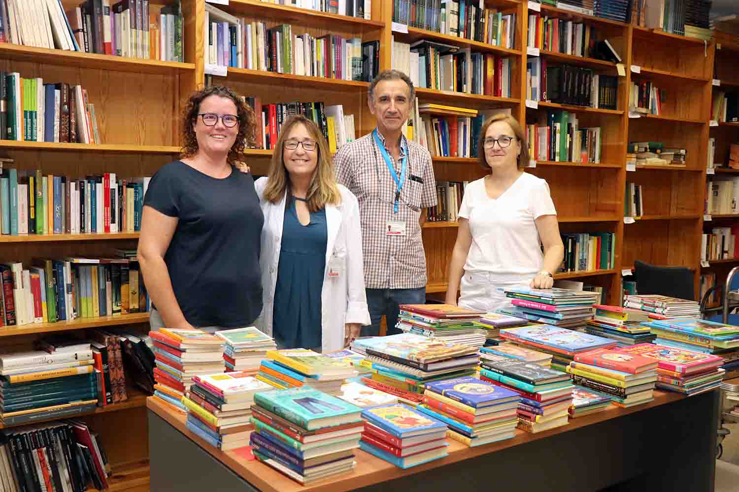 Entrega donación libros Biblioteca de Usuarios Hospital La Fe