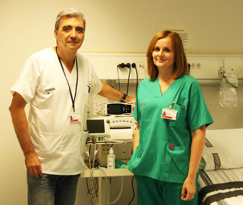 Nuria Mas con el supervisor de paritorios, Rafael Esteban