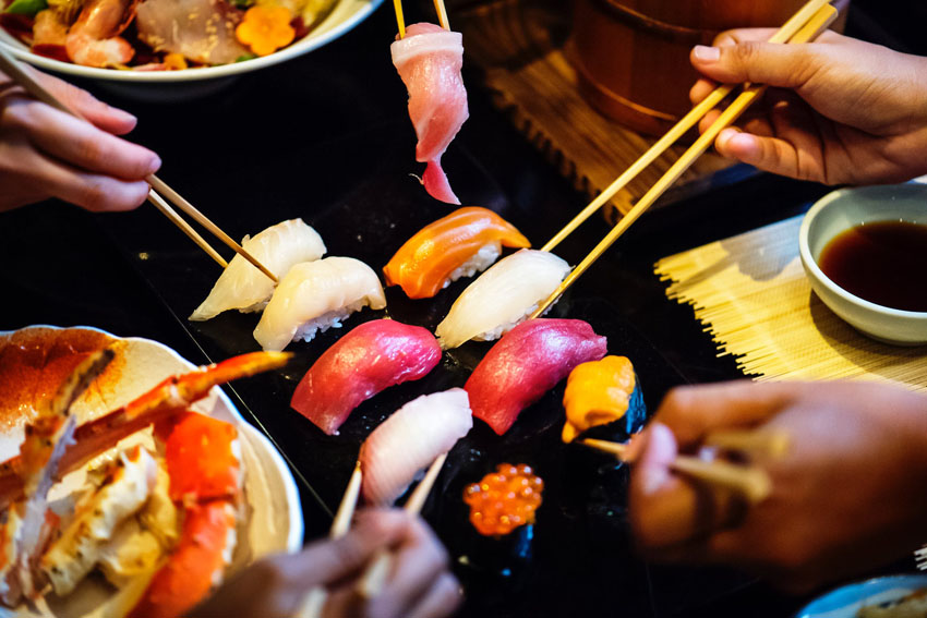 plato de pescado crudo típico de Japón