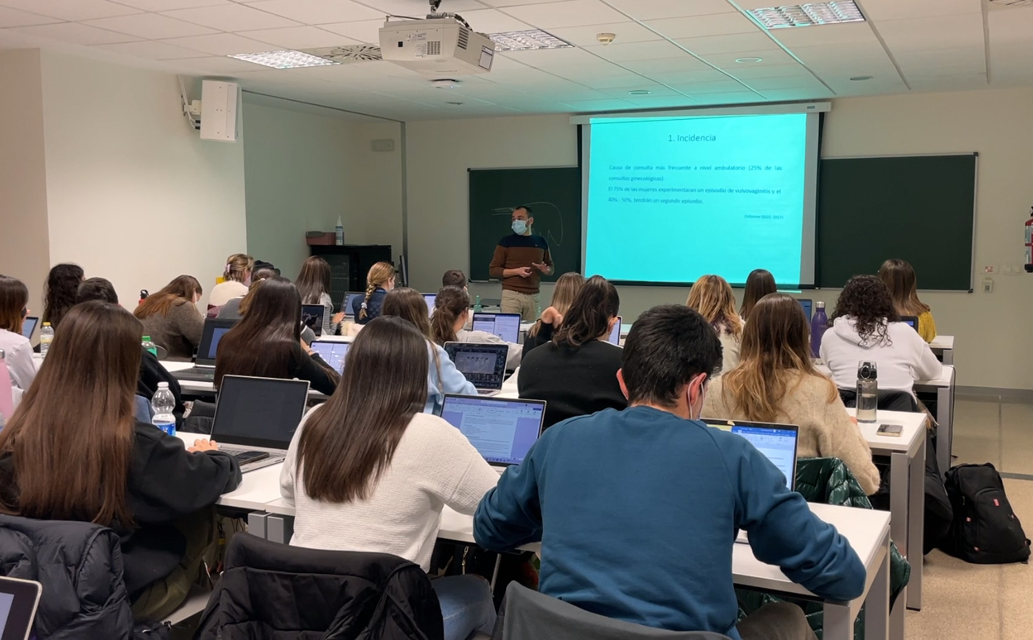 Estudiantes aula Escuela Enfermería La Fe