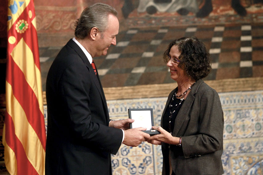 La doctora Verdeguer, recibe el Premio de manos del President de la Generalitat, Alberto Fabra