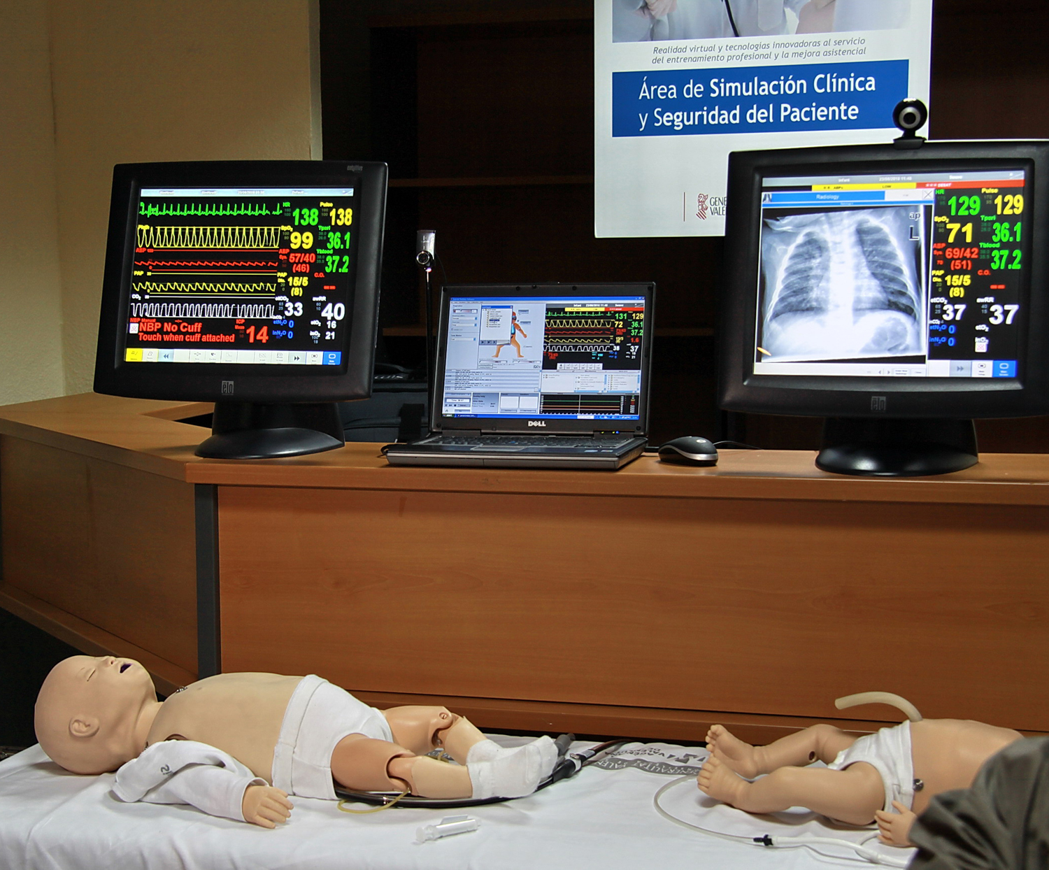 Maniquíes de bebés conectados a los programas de simulación de cuidados