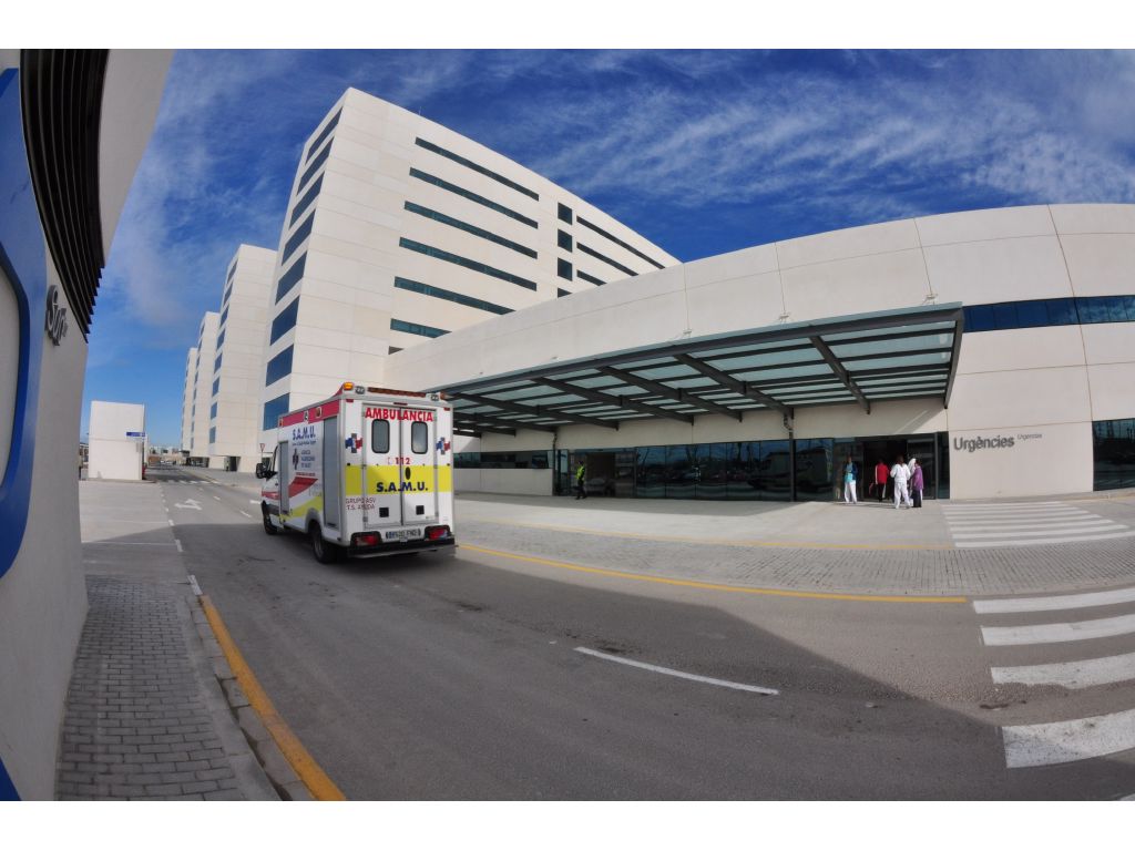 Ambulancia llegando a La Fe Bulevar Sur el día del traslado de hospitalización de adultos