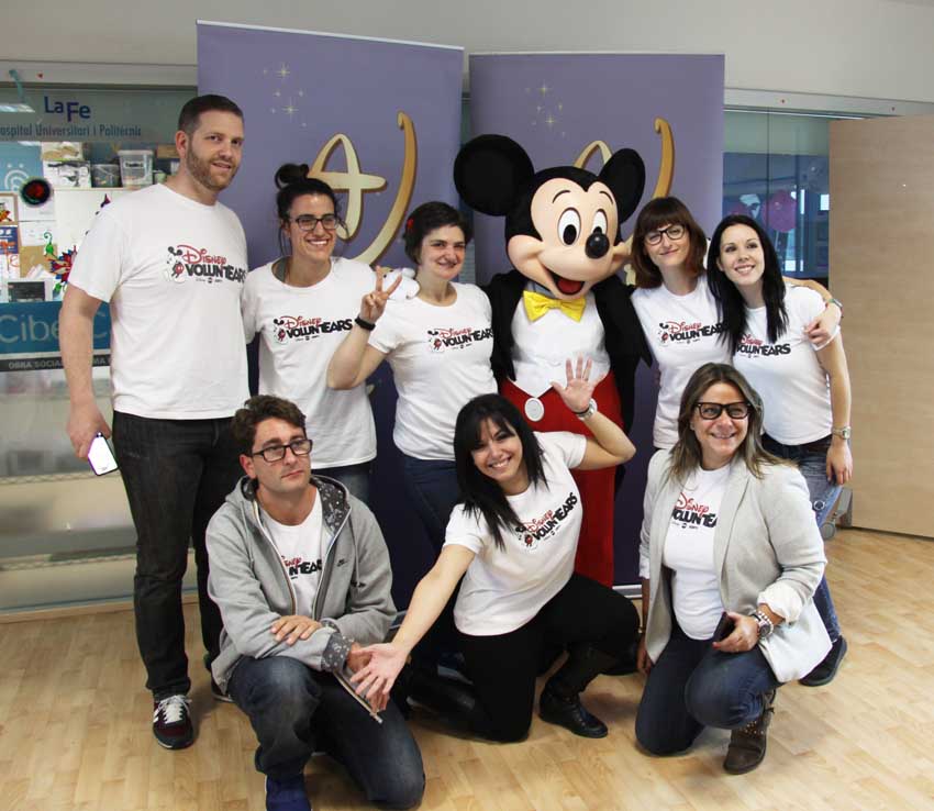 Grupo de voluntariado acompañante de Mickey Mouse